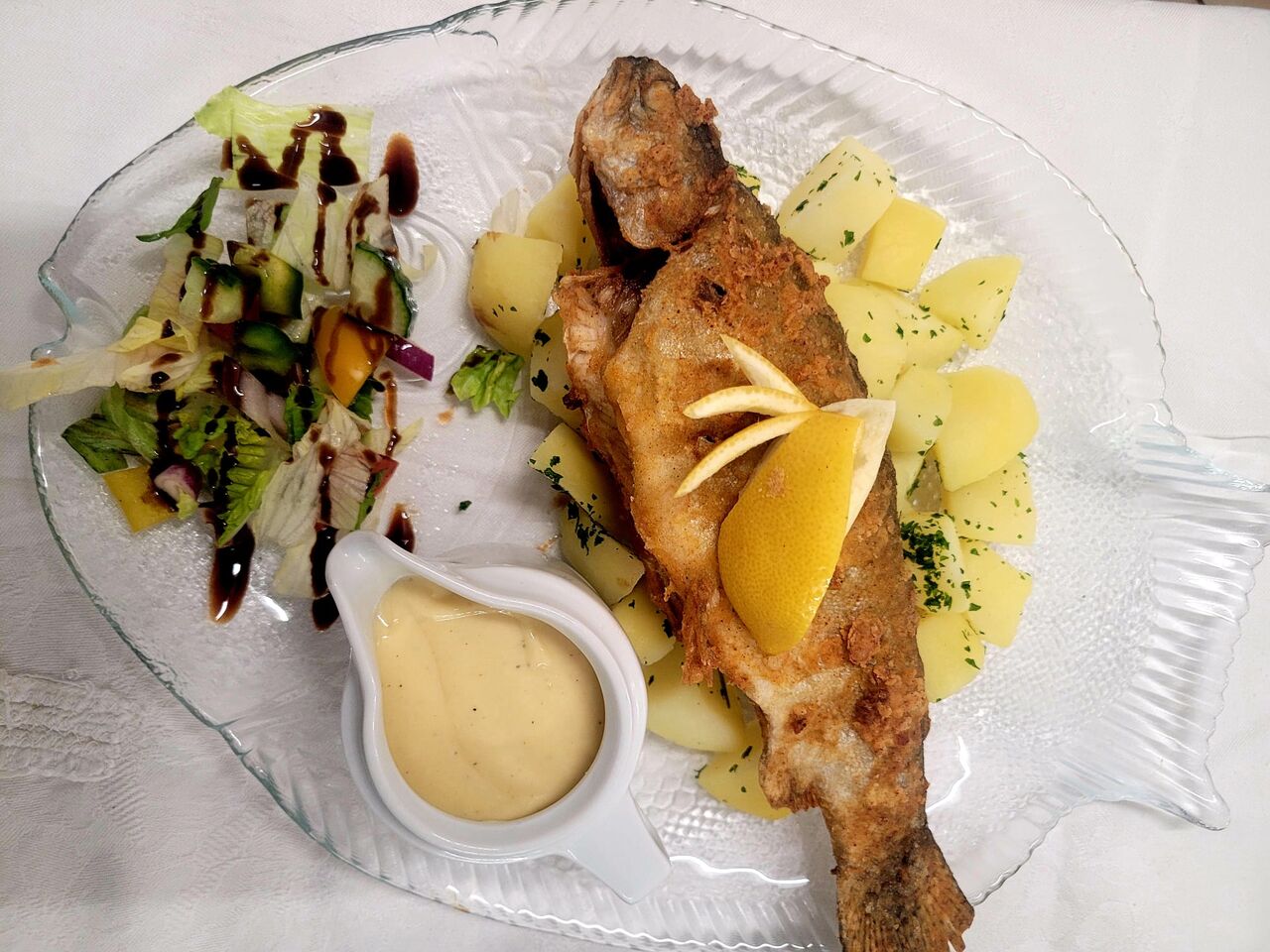 Forelle mit Petersilienkartoffeln und Tartarsauce 