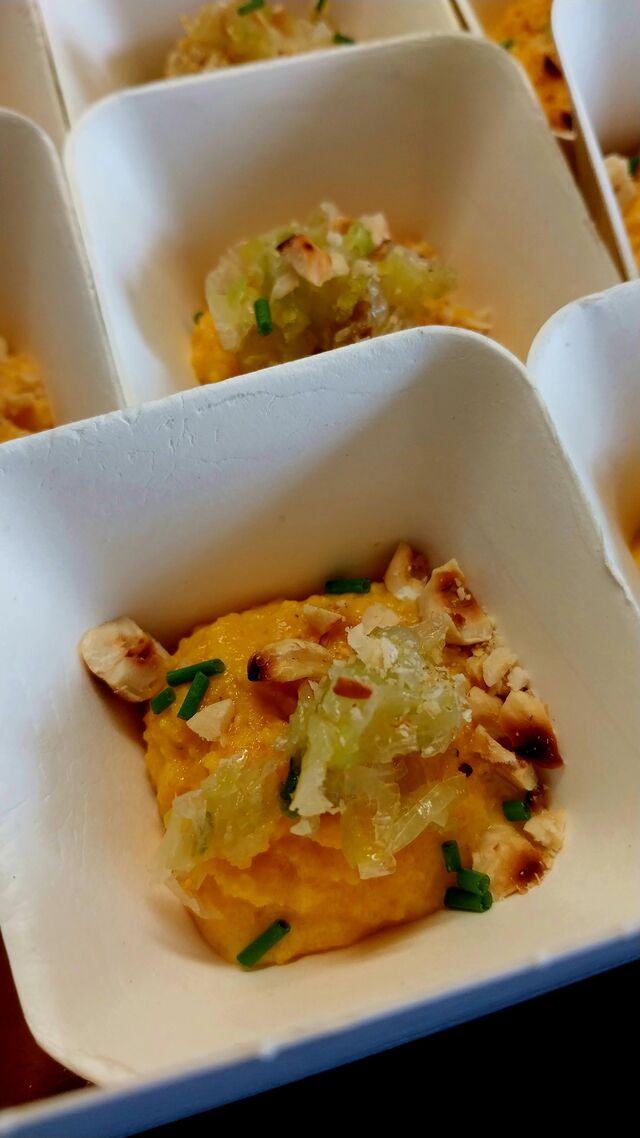 Verrine mousse de carotte, poireaux caramélisés, noisettes grillées