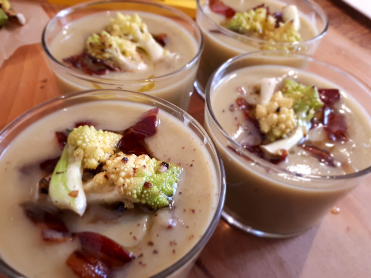 Velouté de chou romanesco et chips de pancetta