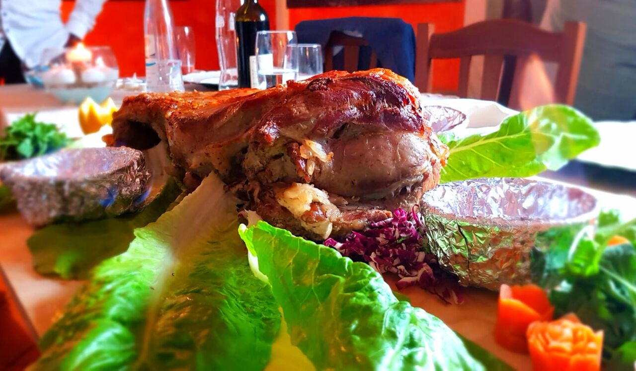 Coscio di Vitello farcito, cottura lenta e lunga al forno, servito in bella vista