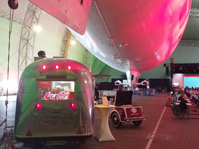 Catering in der Luftschiffhalle / Kuscheln mit Theo