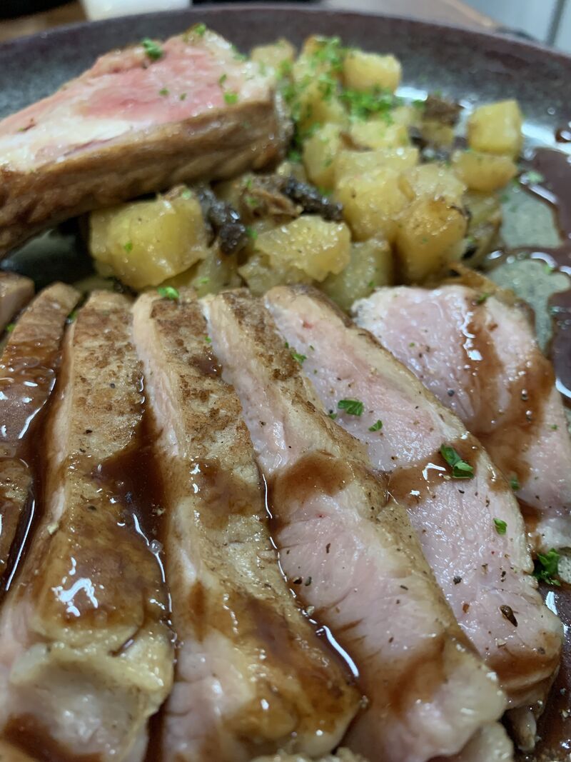 La Cote de Veau Rôtie au Thym et à l’Ail, Jus Cap Corse et Pommes de Terre aux Morilles
