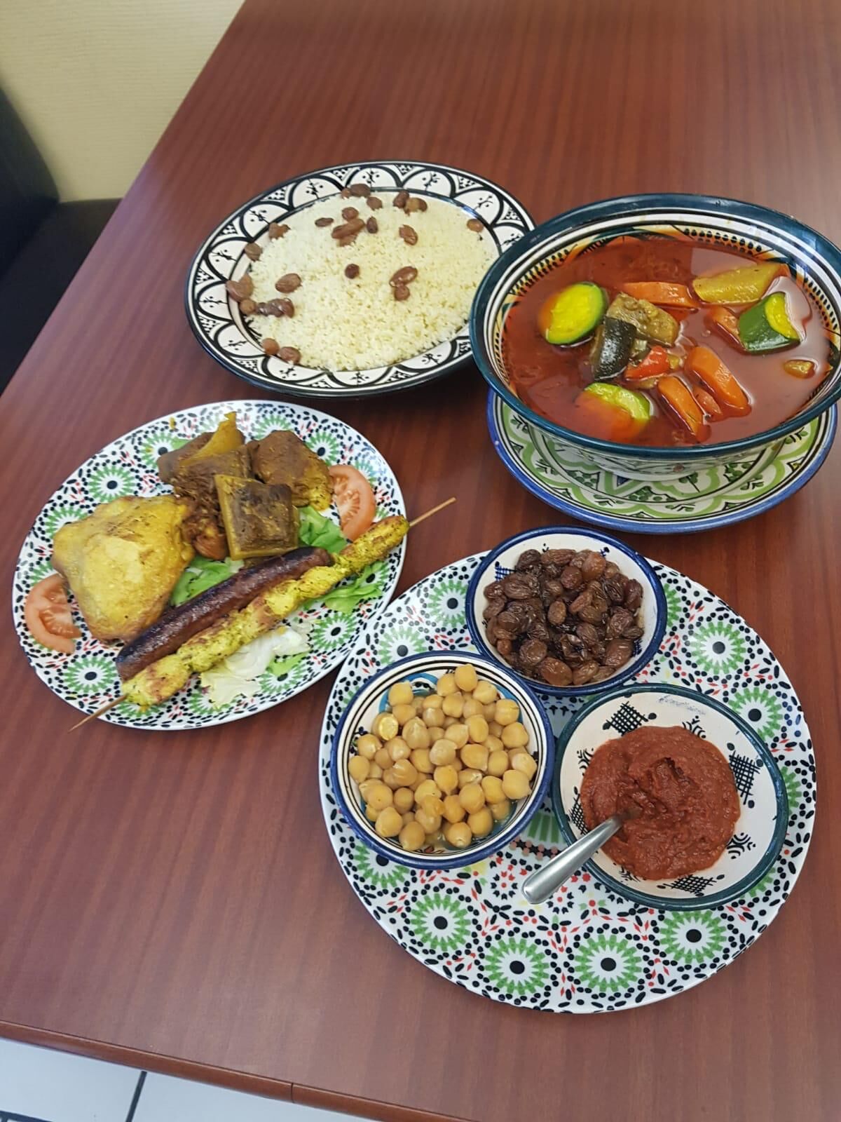 Couscous royal 4 viande. 16€
légumes .pois chiches .raisins .harissa
uniquement sur commande