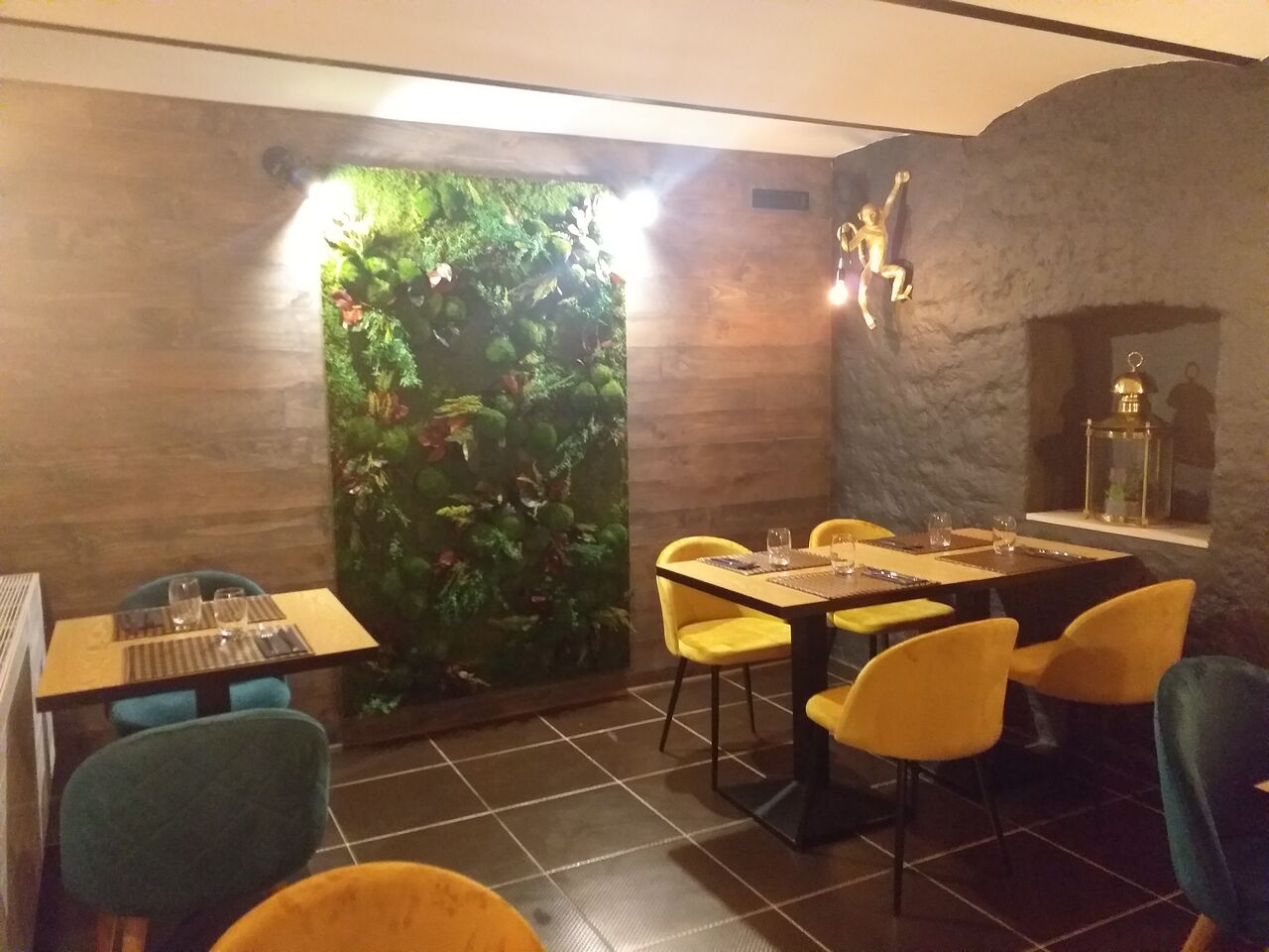 Notre caveau est entièrement indépendant de la salle de restaurant possibilité de le privatisé 16 pers max .