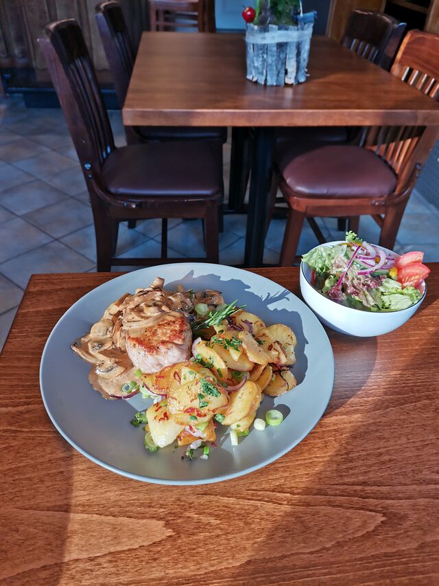 Kalbsrückensteak
Champignonsauce/ Bratkartoffeln/ Beilagensalat 