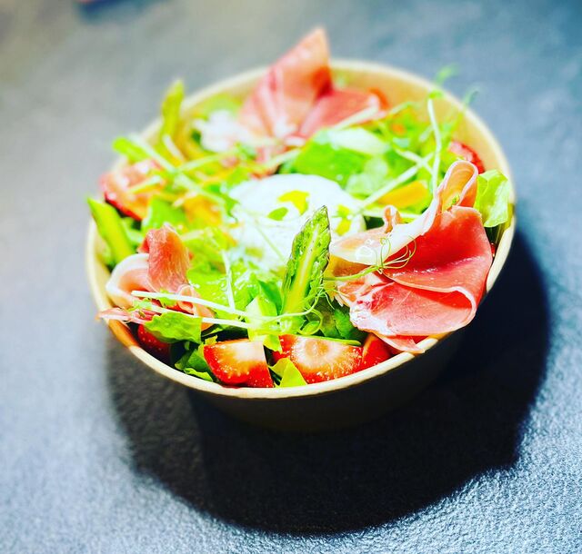 Salade repas jambon Serrano asperges œuf parfait pouces de légumes