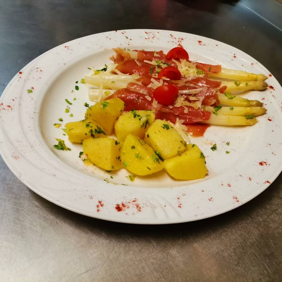 Weiße Spargeln mit Parma Schinken