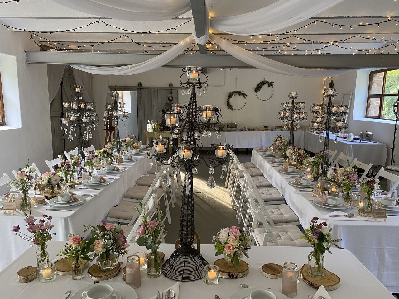 Festliche Tafel im romantisch geschmückten hist. Marstall