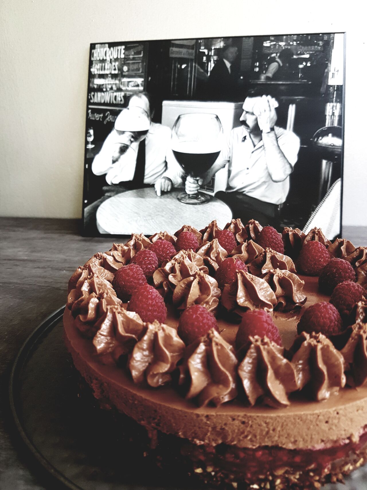 Entremet chocolat framboise, disponible sur réservation à emporter ou sur place pour un événement privatisé.