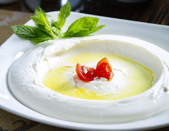 Labné
Yaourt demi-épais frais (égoutté), parfumé à l'ail, huile d’olive et menthe sèche.