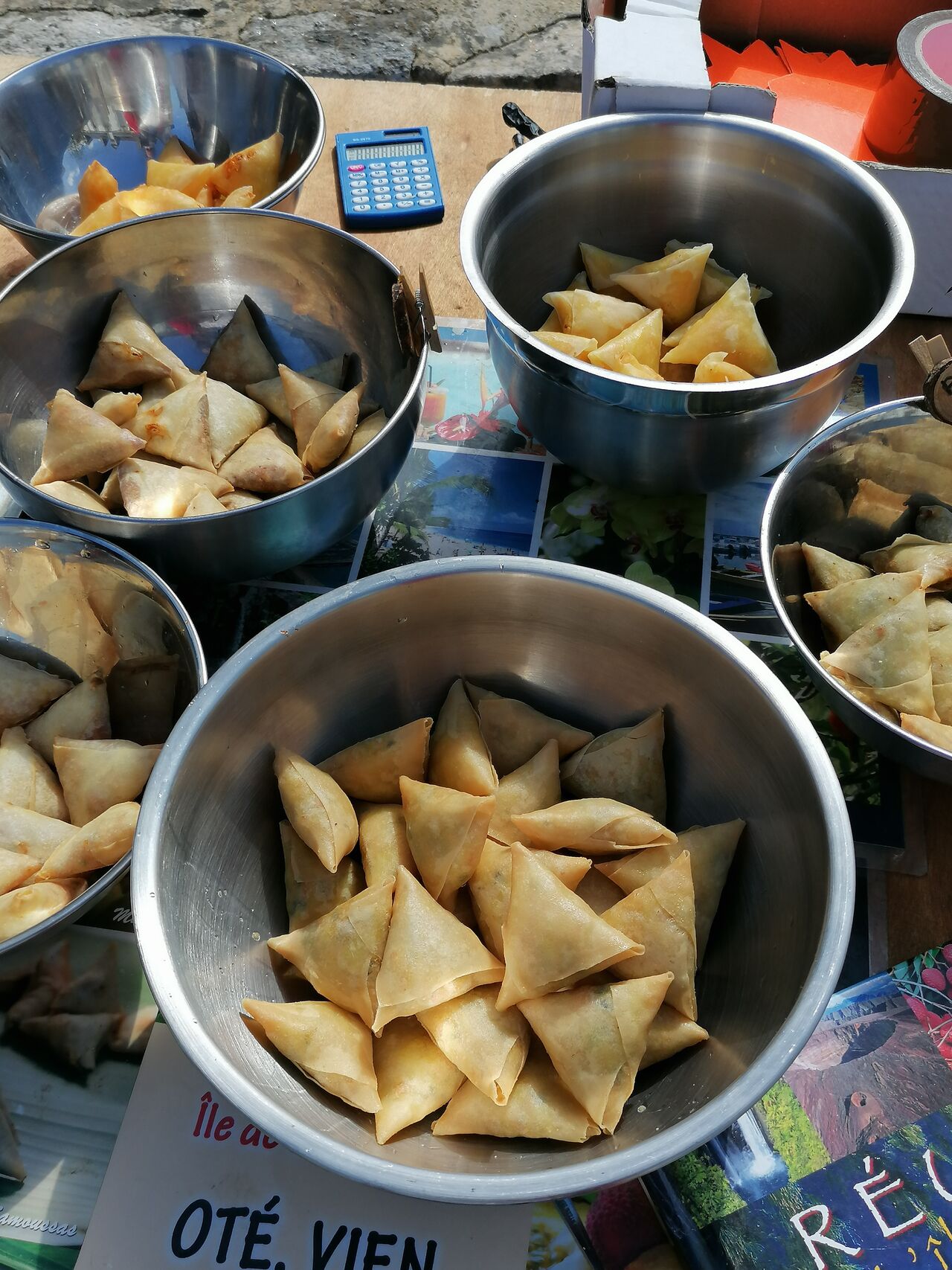 Samoussas bien chauds bien croustillants pour le marché de Naizin.
