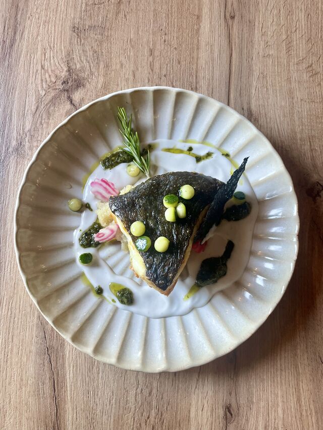 Tronçon de turbot, écrasé de pomme de terre à la vanille, lait de coco et huile de coriandre