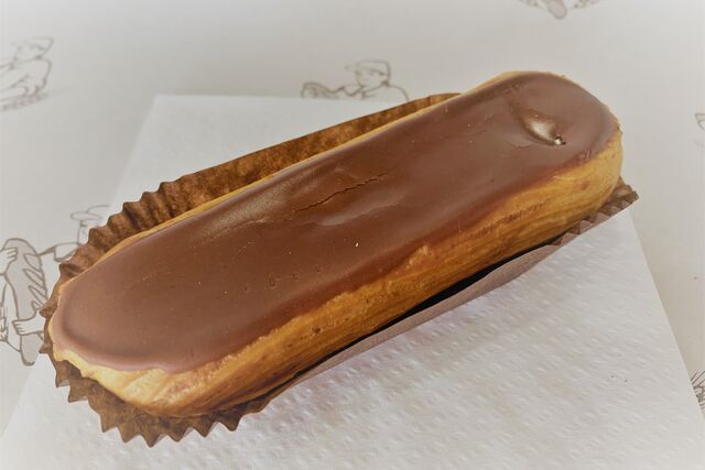 Eclair chocolat :
Pâte à chou , crème pâtissière chocolat ( existe café ) et fondant 