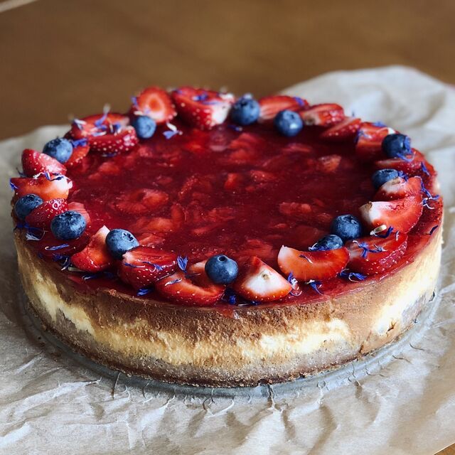 Waniliowy sernik z truskawkową frużeliną