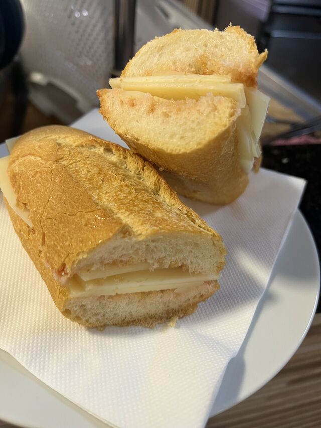 Bocadillo medio de queso
