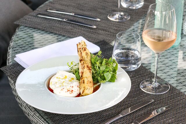 Burrata 125 gr, pain grillé frotté à l’ail, tomates et pesto d’amandes