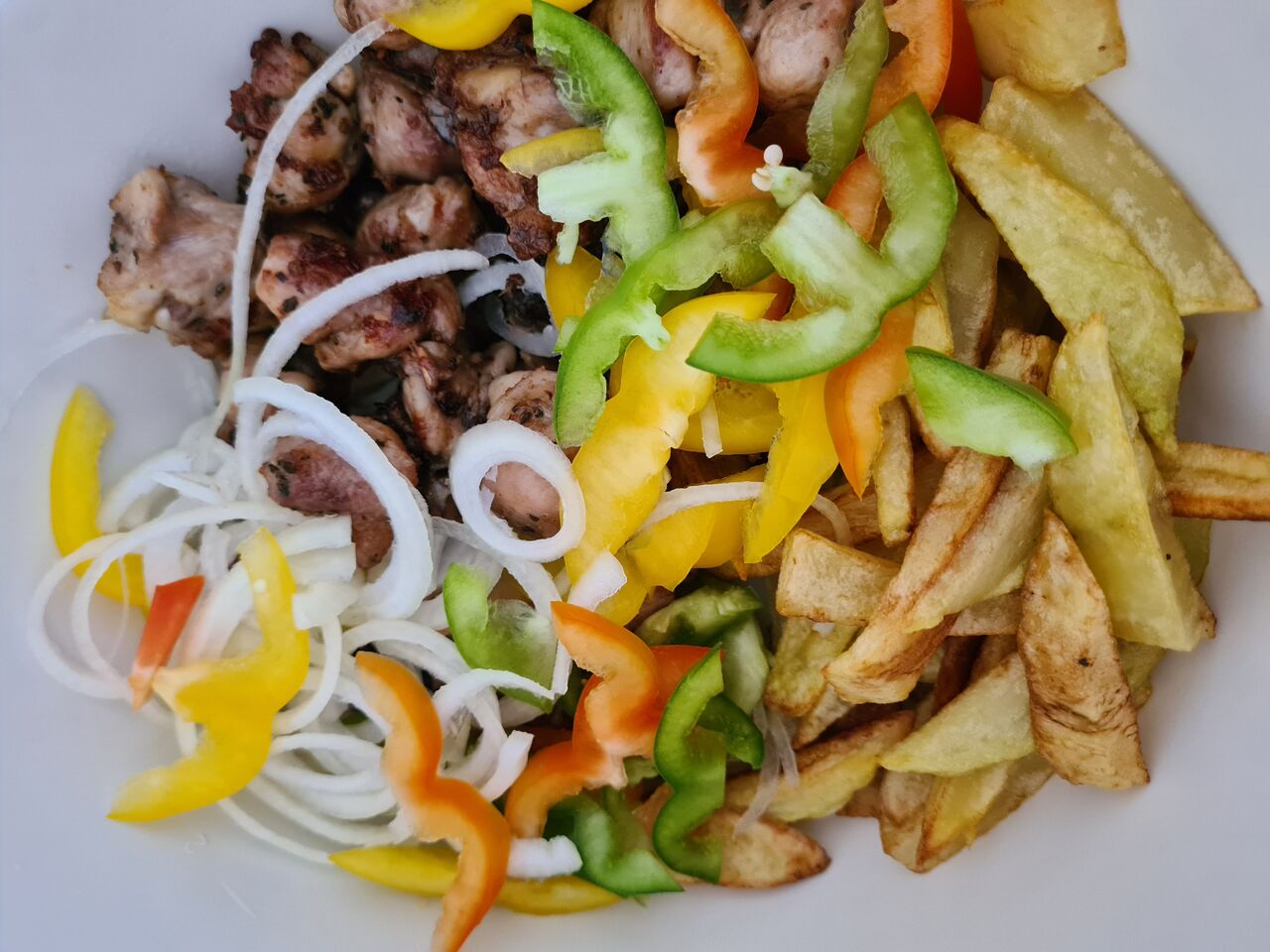  choukouya de poulet avec frites maison .