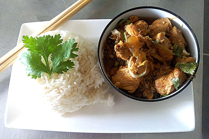 Porc caramel accompagné de riz blanc parfumé