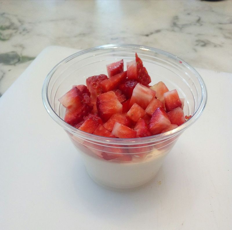 Panna cotta vanille et fraises fraîches.
De la gourmandise et de la fraîcheur tout simplement... 