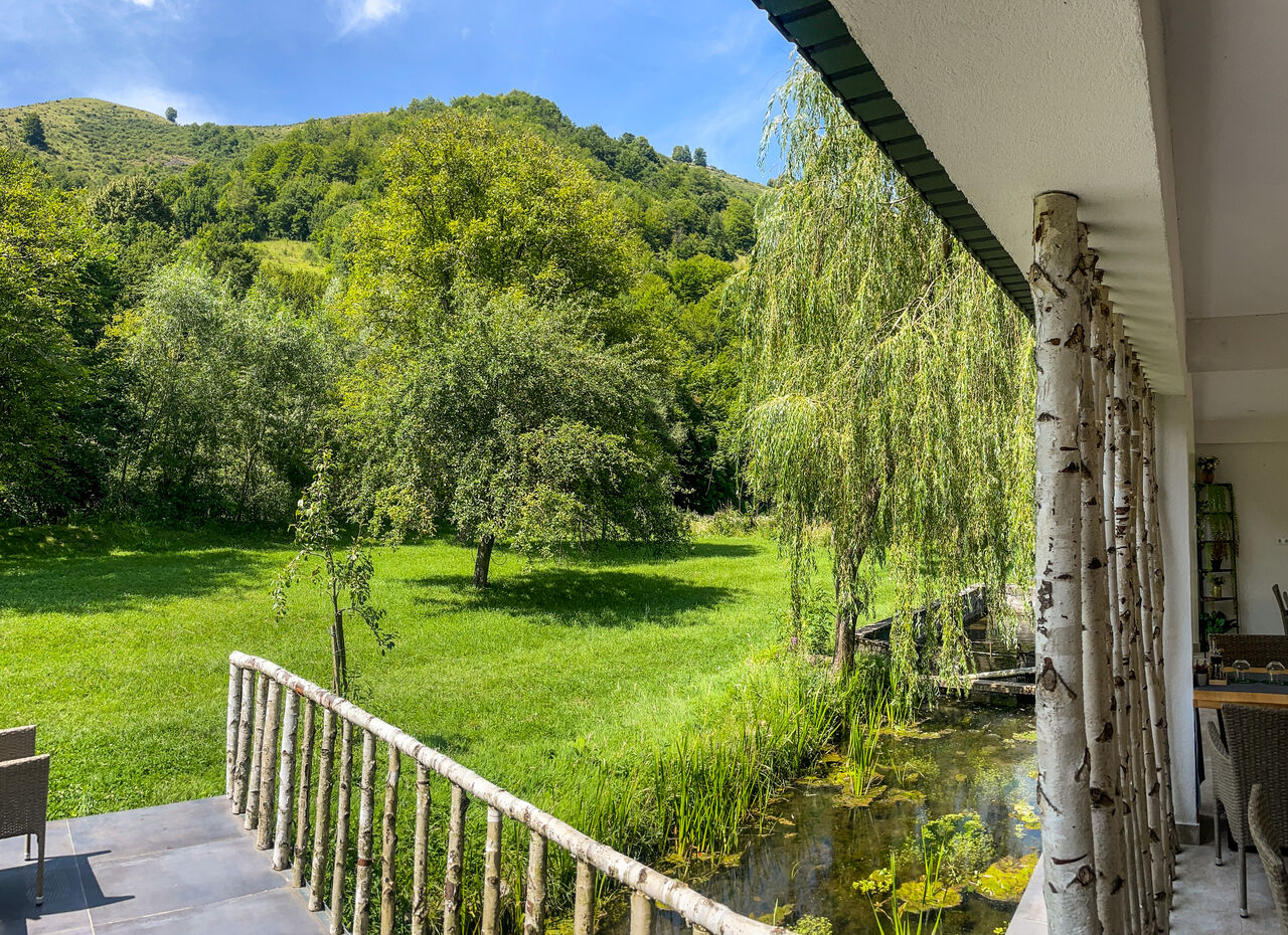 Terasa lângă rau
