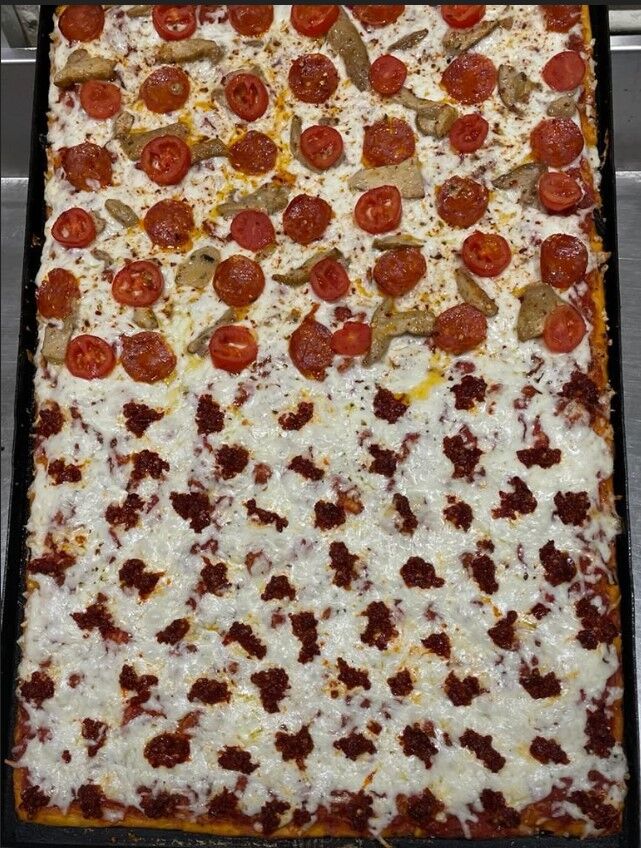 PIZZA DIAVOLA CON SALAMINO, PORCINI E POMODORINI CLIEGINI
PIZZA NDUJA 