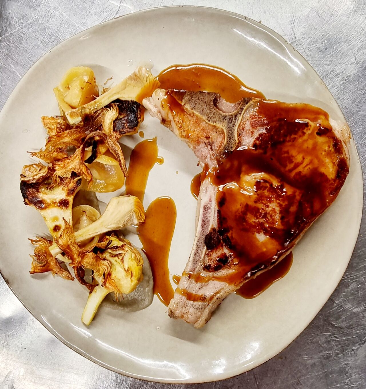 -LE VEAU : Côte de veau environ 400g, tortellini d’artichaut, artichauts en déclinaison