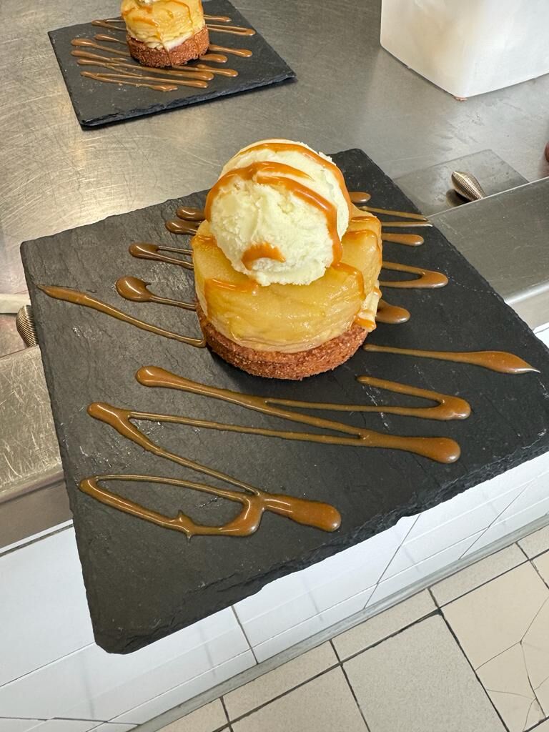 Sablé breton, pressé de pommes au caramel au beurre sale et sorbet aux pommes vertes