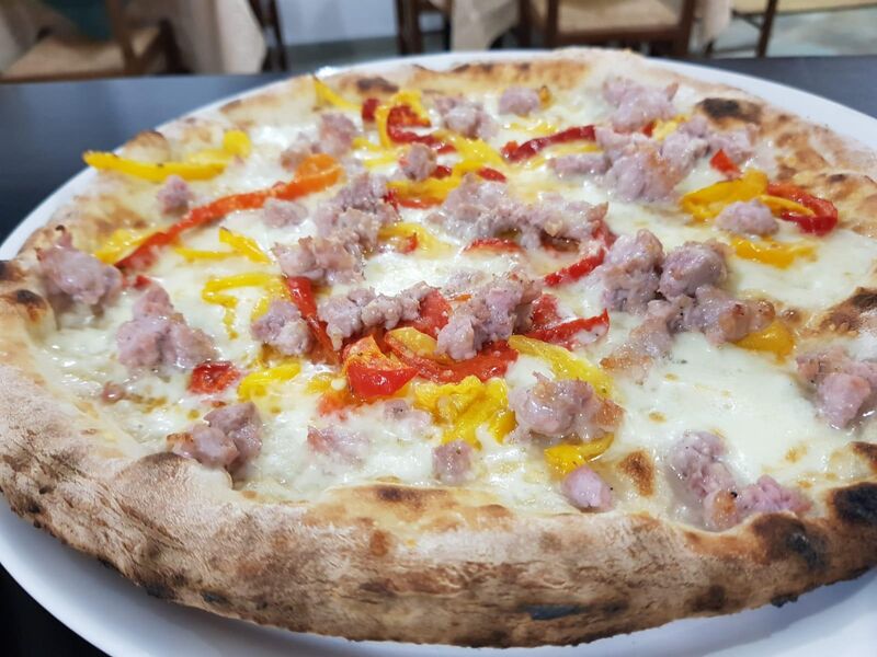 La pizza peperoni e salsiccia