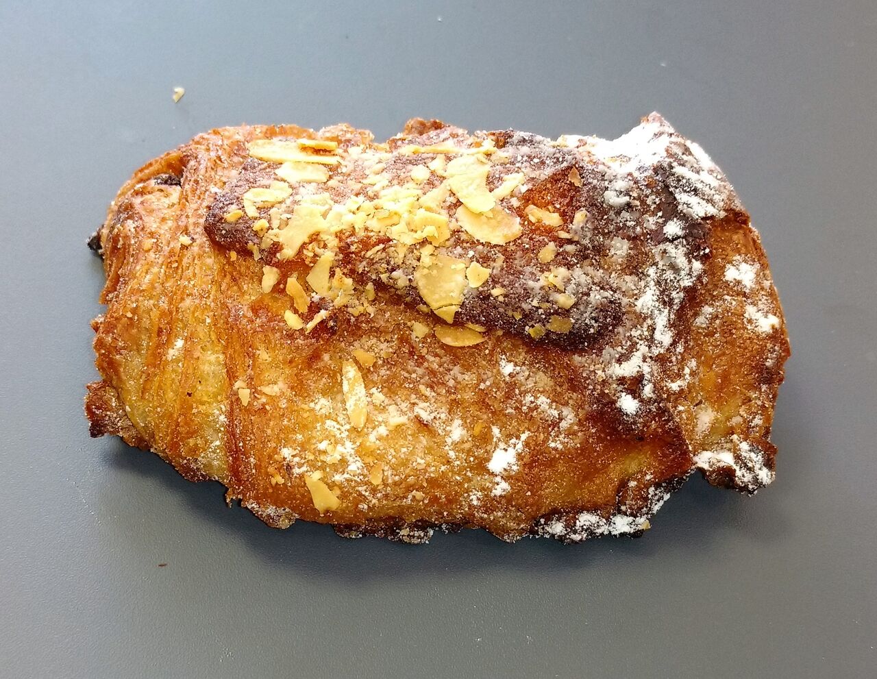Le pain au chocolat aux amandes