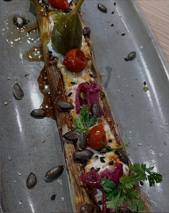 Poireau flambé pickles labneh