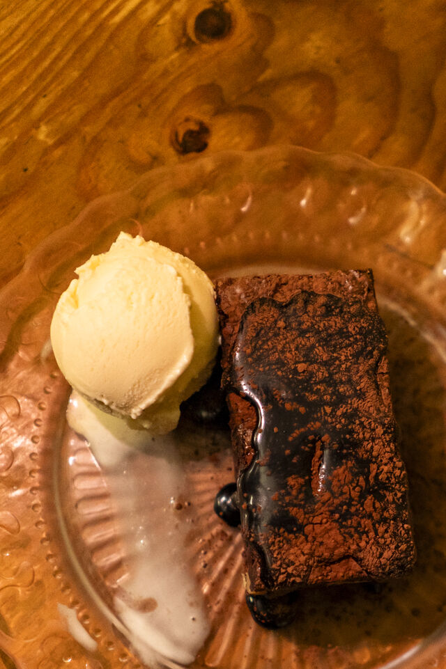 Brownie con helado.