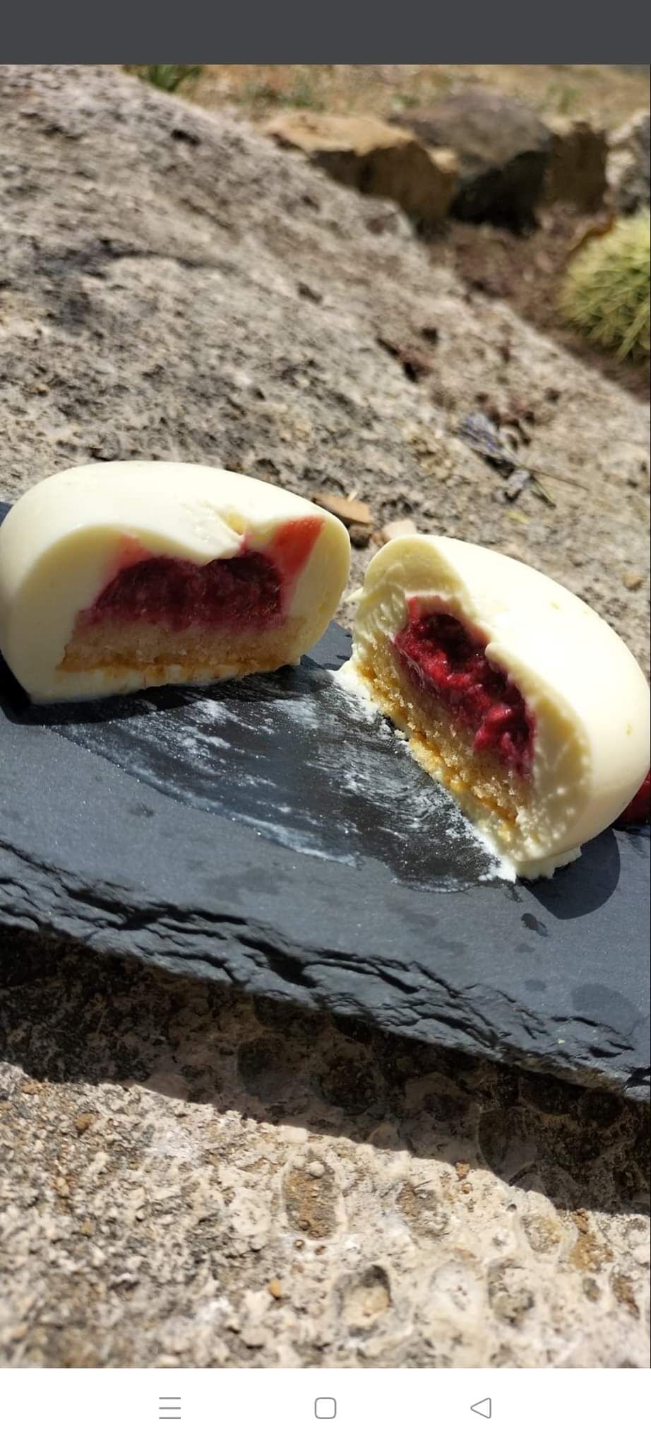 La douceur de framboise. Entremet tout doux mousse chocolat blanc et coeur de framboise. 