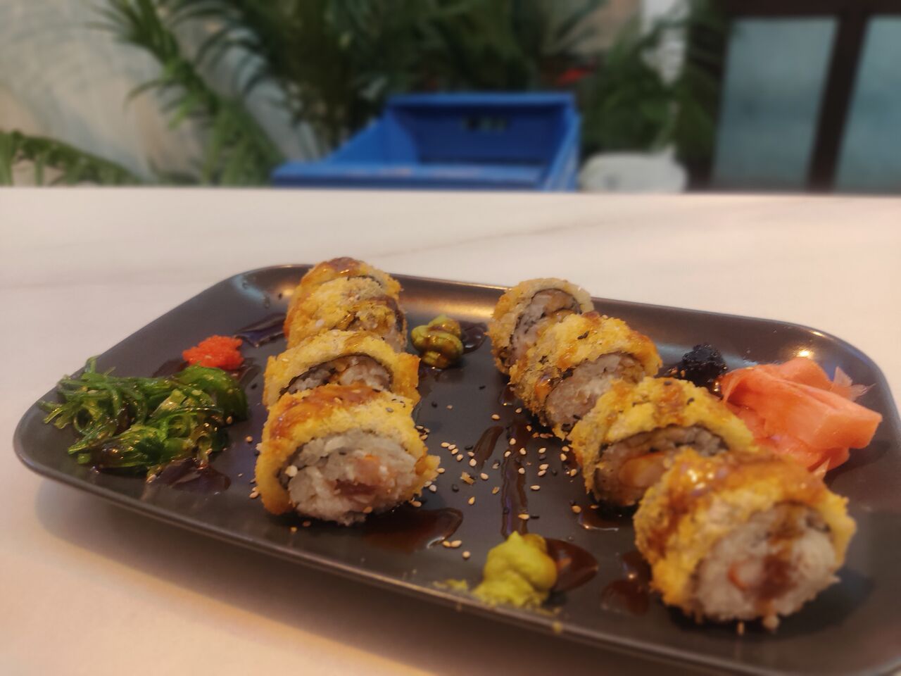 Tuna roll (maki rebozado con panko relleno de atún, langostinos y queso crema)