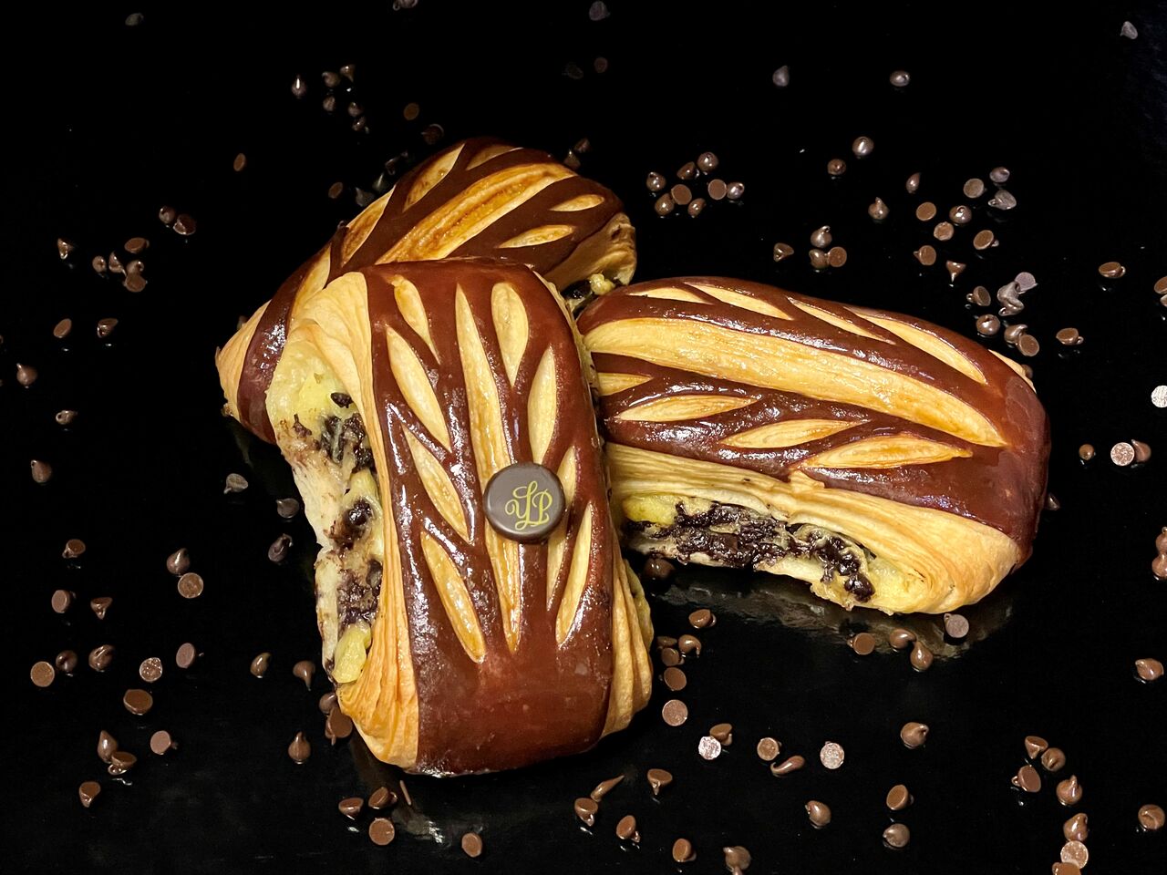 Pain Suisse. Pâte à croissant, crème pâtissière et pépites de chocolat.