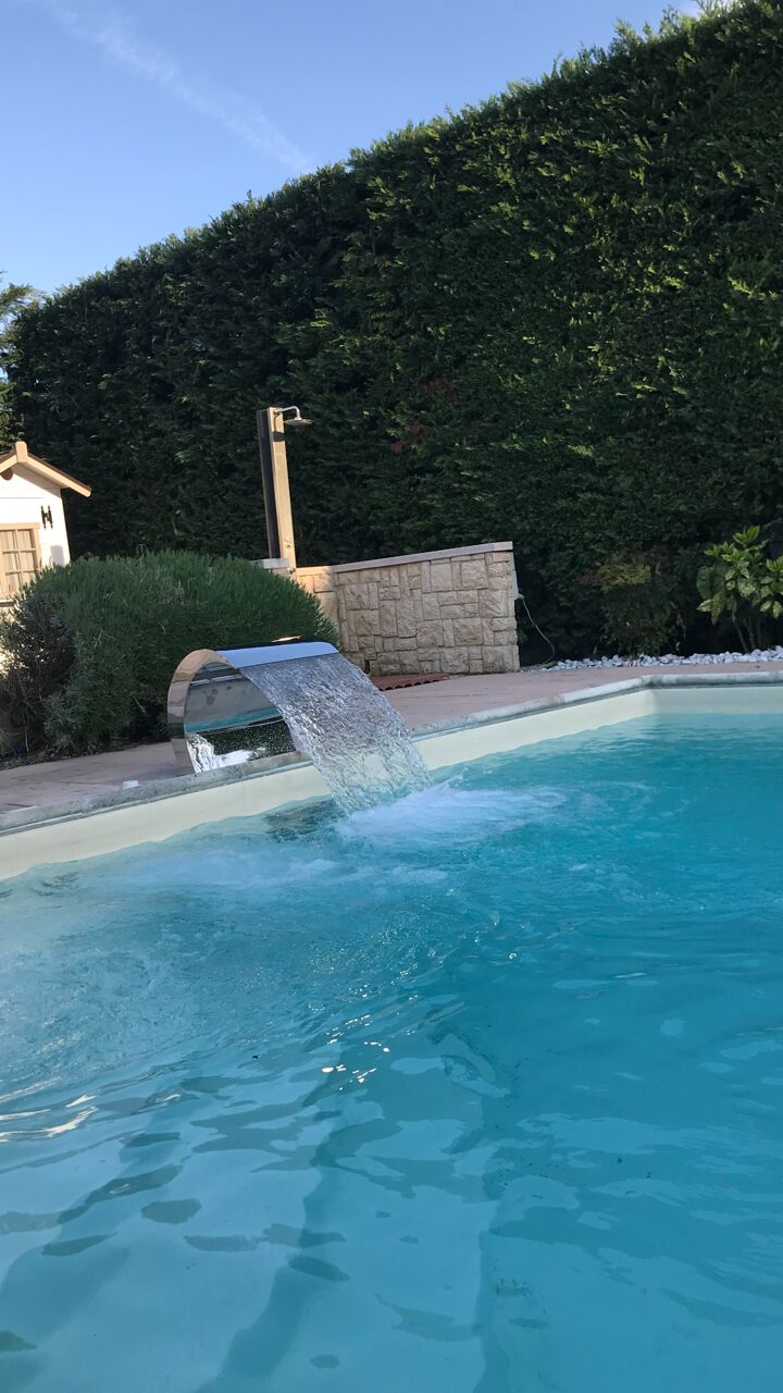 Piscina con giardino