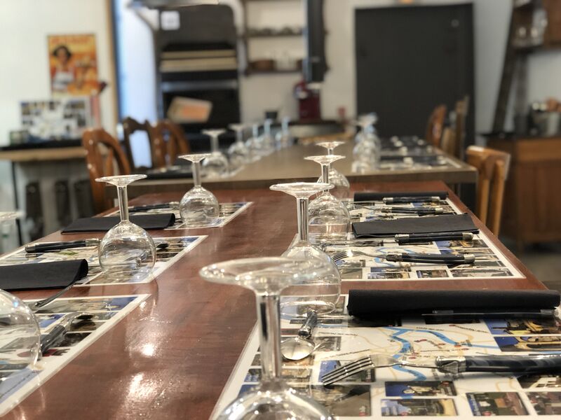 Table unique de 20 couverts=convivialité