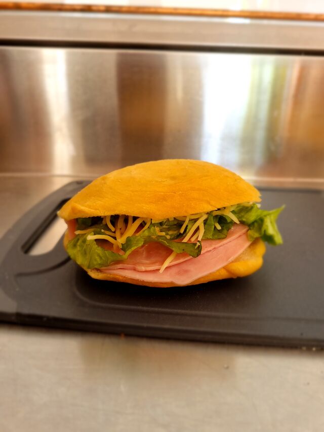 Bokit Paris : jambon de paris, fromage,salade, tomate, oignon frit 
