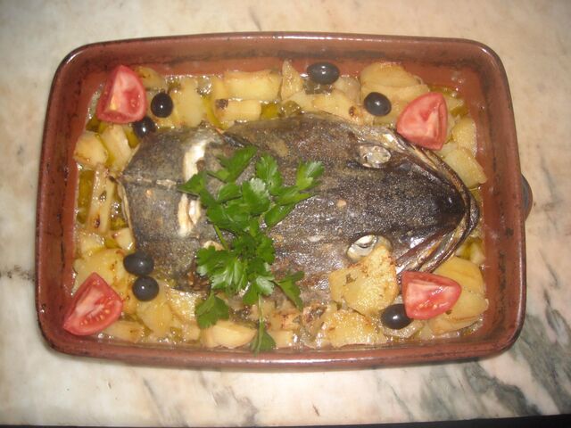 CABEÇA DE PESCADA ASSADA NO FORNO A LENHA 