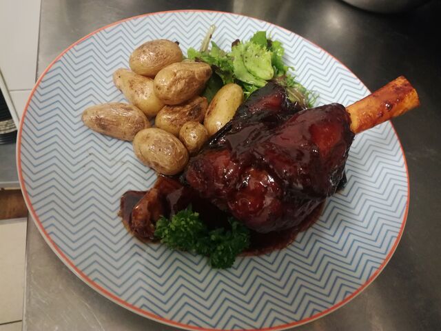 Souris d'agneau, jus corsé, pommes grenailles