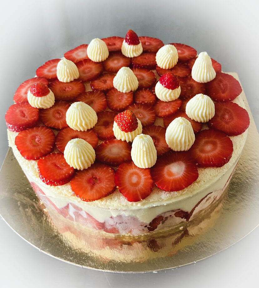 • FRAISIER •
Ici en version 6 personnes. Composé d’un biscuit cuillère, d’une crème diplomate et évidemment de fraises!