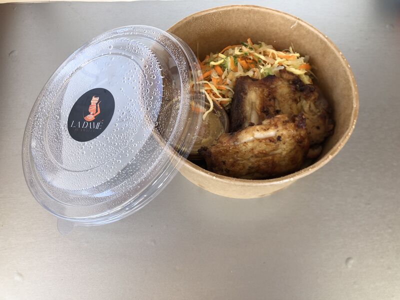 Poulet braisé, crudités créoles accompagnées de ses sauces