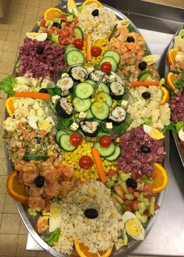 Salade composée avec des sushis