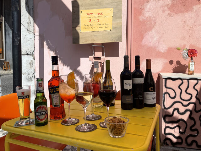 Happy Hour 17h - 20h 2 for 1 on many different products