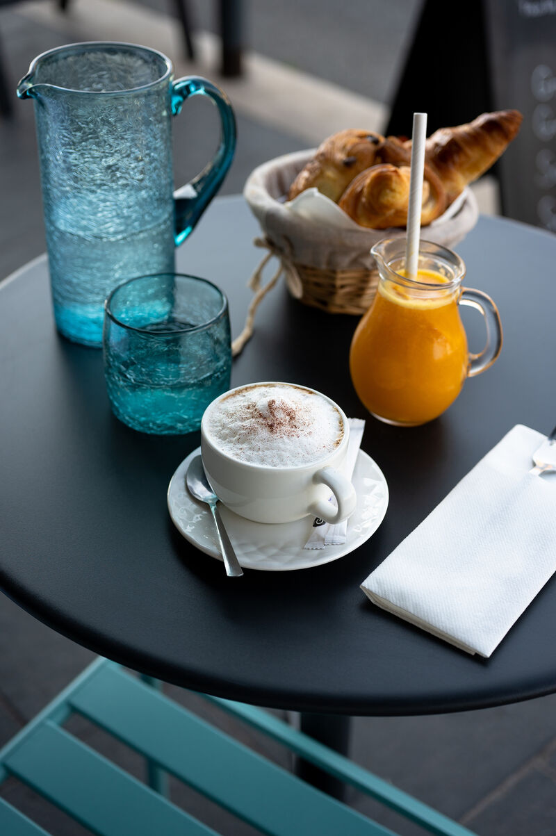 Notre petit déjeuner quotidien, Capuccino, Jus d'orange FRESHment pressé et Viennoiserie 