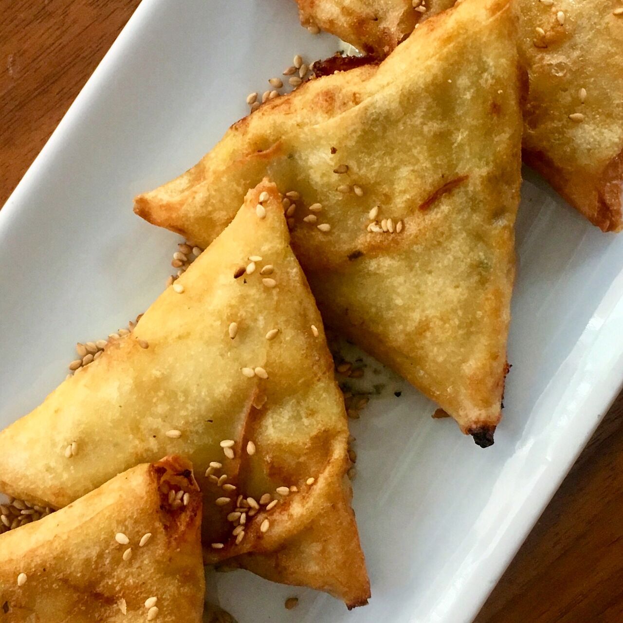 SAMOSAS CASERAS DE POLLO con salsa de yogurt, mostaza y hierbabuena
