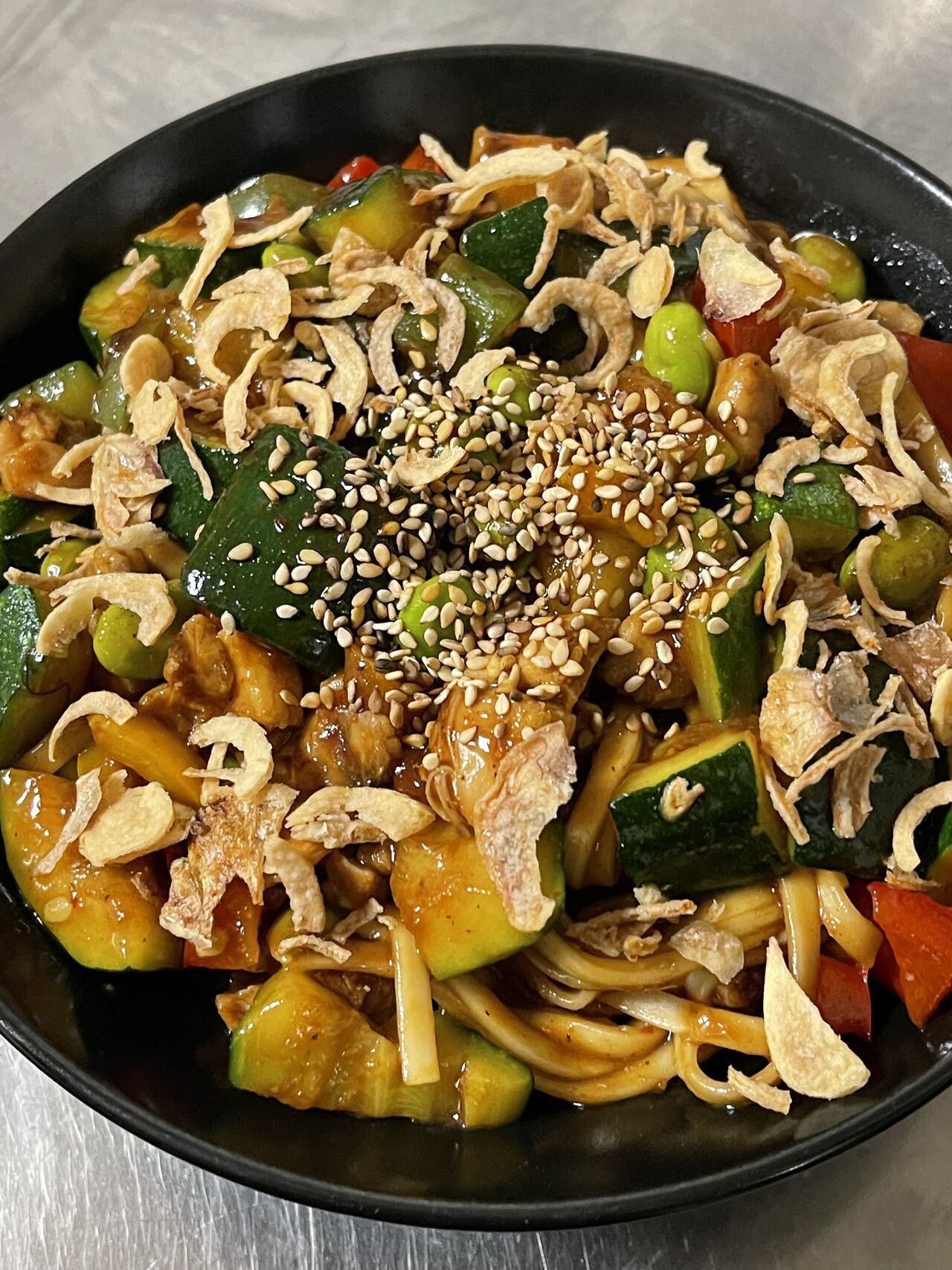 Yakisoba au poulet accompagné de nouille