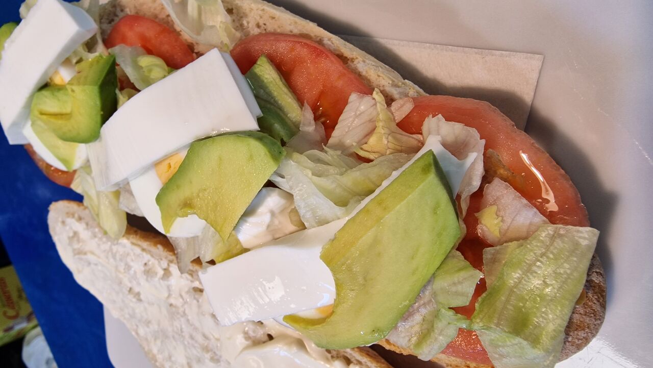 Bocadillo vegetal con aguacate