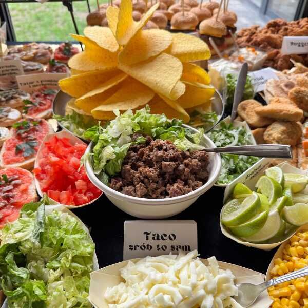 CATERING Z DOWOZEM I ROZŁOŻENIEM