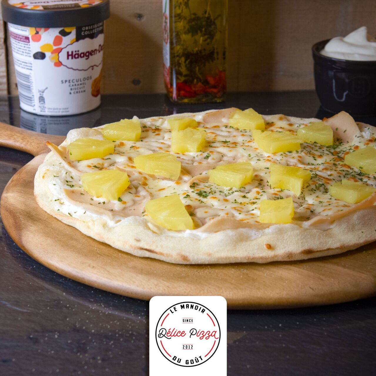 LA HAWAÏENNE : crème fraiche, mozzarella, blanc de poulet, pomme de terre, ananas, persillade.