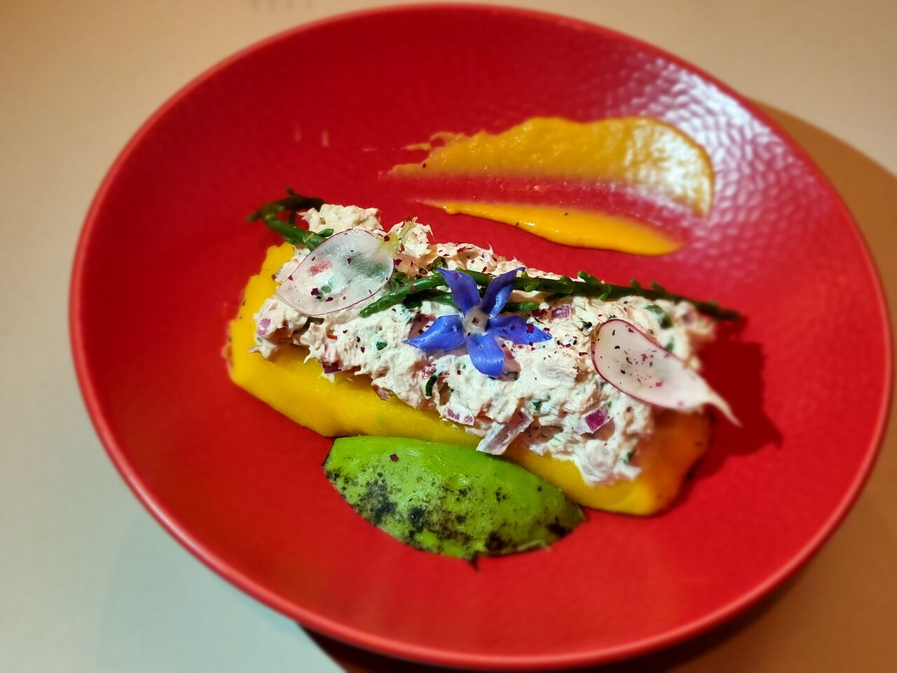 Causa Limeña : Pomme de terre au piment jaune du Pérou (légèrement piquant) sous un assaisonnement de Thon et Avocat.